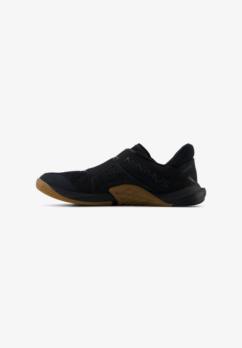 Pantofi sport negri cu un superior din plasă respirabilă, talpă din cauciuc și un design cu profil mic. Prezintă un model texturat pe talpă.