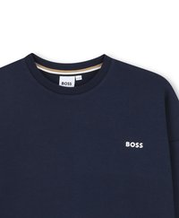 Felpa blu navy realizzata in morbido cotone, con scollatura tonda, colletto a coste e logo bianco "BOSS" sul lato sinistro del petto.