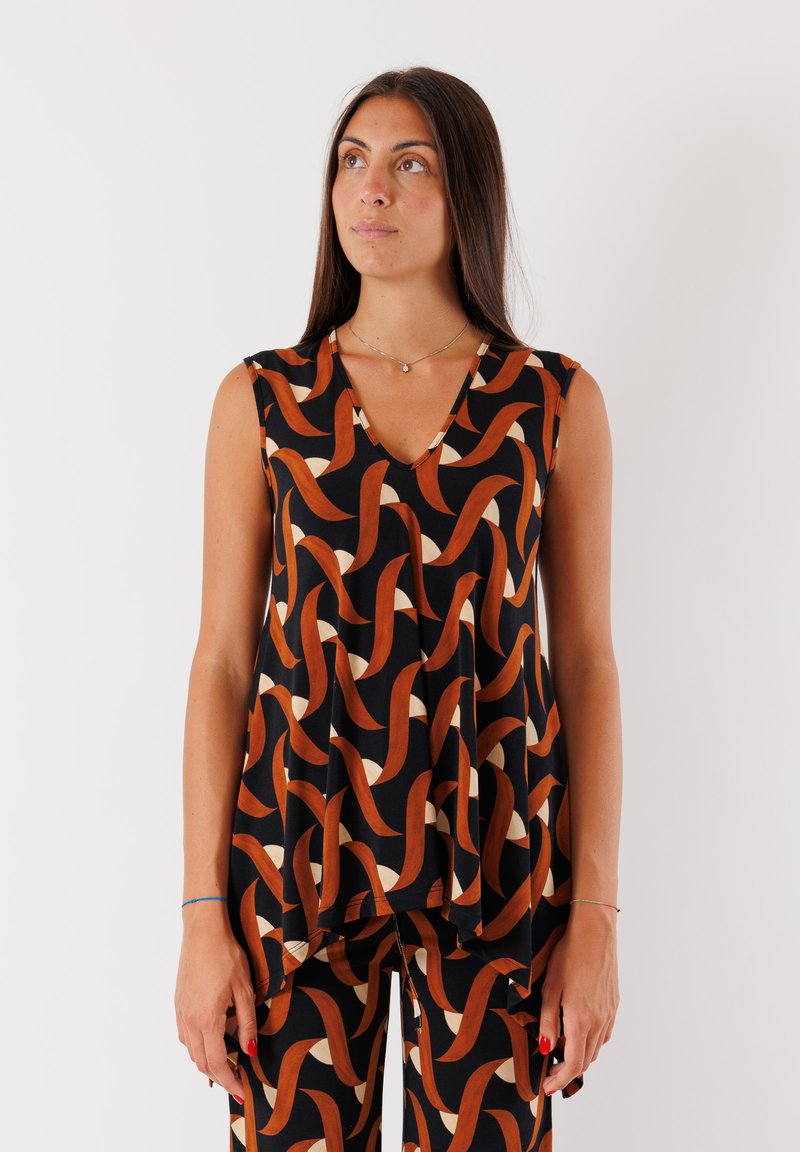 Top senza maniche con scollatura a V, realizzato in un tessuto fluido che presenta un audace motivo astratto in tonalità rosso, crema e nero.