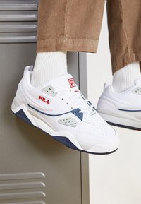 Unselected, white/navy