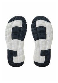 Semelle de chaussure en caoutchouc noir et blanc avec des motifs texturés, présentant des semelles rectangulaires et hexagonales pour l'adhérence et la flexibilité.