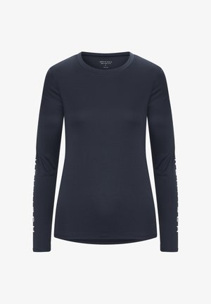 Långärmad skjorta i marinblått med slät tyg; har en rundad halsringning och vit text längs vänster ärm; figursydd design.