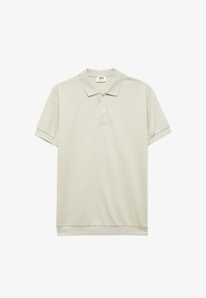 Jasno beżowa koszulka polo z krótkim rękawem, z teksturowanymi poziomymi paskami, trzema guzikami i ściągaczami przy kołnierzyku oraz mankietach.