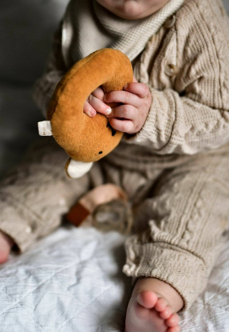 Fabelab RATTLE - BEAR - Cuddly toy - ochre/brown - Zalando