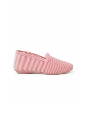 Roze instap schoenen met een ribbeltextuur, ronde neus en platte zool. Minimalistisch ontwerp met een zacht stoffen exterieur en elastische openingen.