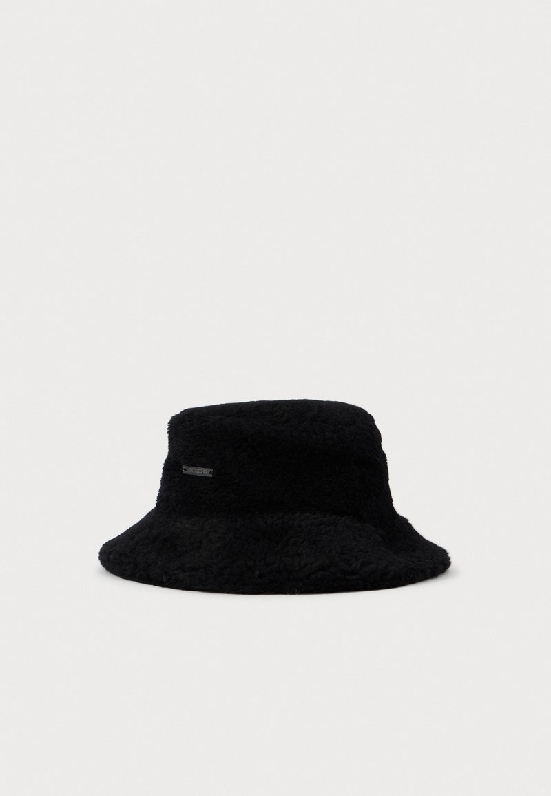 Zwarte fuzzy emmerhoed met een zachte textuur en een klein rechthoekig metalen logo-label aan de zijkant, tegen een witte achtergrond.