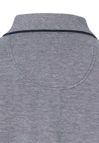 Grijs shirt met kraag, gemaakt van een gestructureerde stof, met een subtiel patroon en contrasterende stiksels langs de kraag voor extra detail.