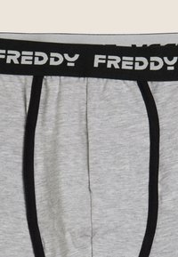 Boxer de algodón gris con cinturilla elástica negra que presenta el logo "FREDDY" en letras blancas. Incluye detalles de costuras negras.
