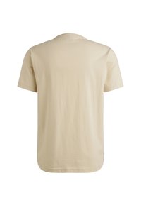 Camiseta de algodón beige con cuello redondo, mangas cortas y dobladillo recto. Textura suave, diseño simple, sin logotipos ni patrones visibles.