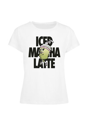 Bílý bavlněný tričko s potiskem zeleného nápoje v brýlích a s čelenkou, se textem "ICED MATCHA LATTE" tučným černým písmem.