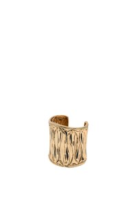 Pulsera de oro en forma de puño con una superficie texturizada que presenta patrones ondulados y acentos de pequeñas cuentas en el borde. Diseño abierto para ajustabilidad.