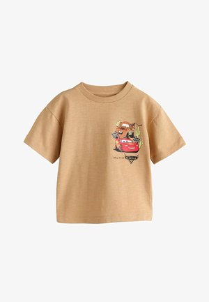 Detské tričko s krátkym rukávom pieskovej farby so znakmi Pixar Cars Lightning McQueen a Mater s kaktusom a kockovanými vlajkami.