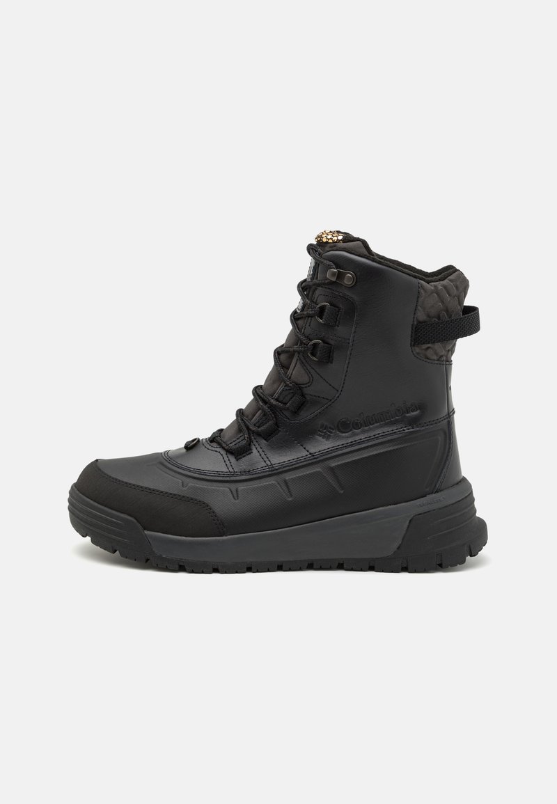 Schwarzer wasserdichter Stiefel mit abgerundetem Zehenbereich, strukturiertem Obermaterial, Schnürverschluss und Zuglasche an der Ferse. Verfügt über eine dicke Gummisohle für besseren Halt.
