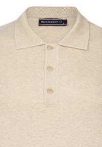 Polo beige realizzato in tessuto a maglia con colletto testo, chiusura a tre bottoni e etichetta del marchio "FELIX HARDY" vicino al collo.