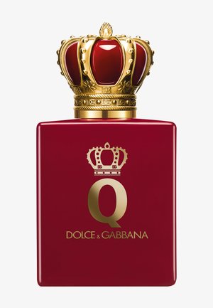 Flacon de parfum rouge profond avec bouchon doré en forme de couronne et détails dorés comprenant un symbole de couronne et la lettre Q, logo Dolce & Gabbana en dessous.