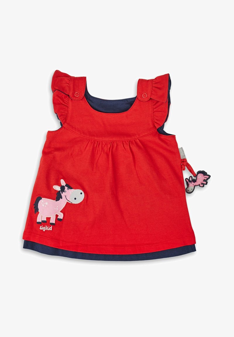 Vestido rojo sin mangas con tirantes con volantes, que cuenta con una capa inferior azul marino, un bordado de un caballo rosa y una etiqueta con un personaje ecuestre a juego.