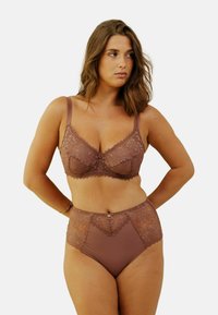 Ensemble soutien-gorge et culotte taille haute en taupe uni avec des accents en dentelle. Comprend des bretelles ajustables, une bordure en dentelle florale complexe et un bouton décoratif.