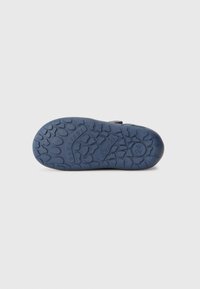 Blå gummiksole med teksturert tredde mønster, med innpreget detaljer "Barefoot" og "24". Lett og fleksibel design.