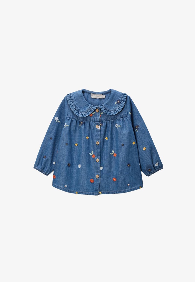 Chemise en denim pour bébé avec manches longues, boutons en bois, col Peter Pan froncé et petites fleurs multicolores brodées.