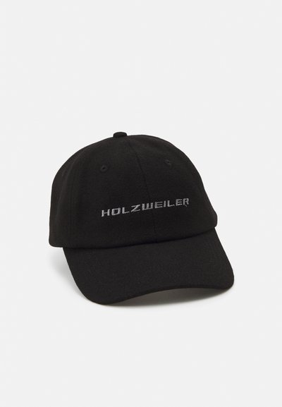 Casquette de baseball noire en tissu doux avec une visière courbée et le logo "HOLZWEILER" brodé en argent à l'avant.