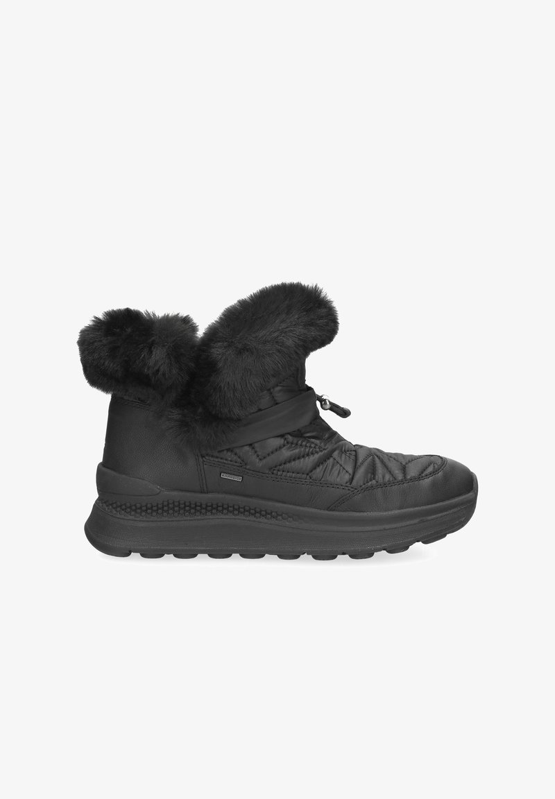 Sorte vinterstøvler med en faux fur kant, kviltet overdel, gummisål og en sikker rem med snorelukning til justering af pasform.