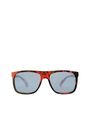 Lunettes de soleil avec une monture marbrée noire et rouge et des verres gris. Forme carrée avec des branches larges et un marquage minimal sur le côté.