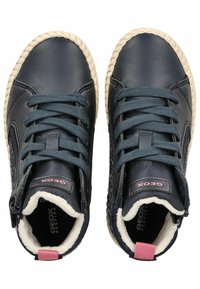 Granatowe skórzane sneakersy typu high-top z teksturowanymi bocznymi panelami, okrągłymi noskami i białymi gumowymi podeszwami. Cechuje je sznurowany fason oraz różowy detal z logo.