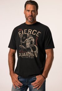 Černé bavlněné tričko s grafikou svalnatého mořského muže, který drží trojzubec, s textem v krémových a červených odstínech, umístěné na jednolitém pozadí.