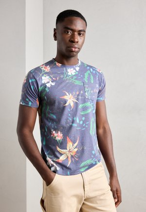 Short-sleeve, fitted t-shirt in dark blue fabric with a floral pattern in bright colors, featuring a small chest pocket. Smooth texture.