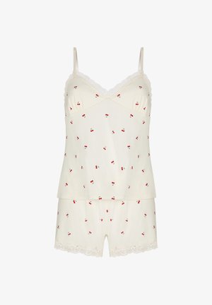 Crèmekleurige hemdtop en shortset met kleine rode kersenprint en kanten afwerking bij de halslijn en zoom.
