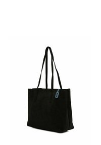 Czarna zamszowa torba na ramię z dwiema długimi uchwytami, prostokątny kształt i niebieski akcent zamka błyskawicznego po jednej stronie. Gładka tekstura, minimalistyczny design.