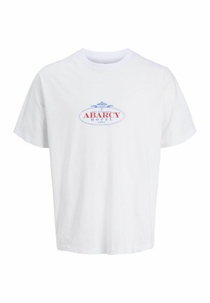 Bílý bavlněný tričko s volným střihem. Obsahuje modro-červený grafický potisk "ABARCY HOTEL" uvnitř oválného tvaru.