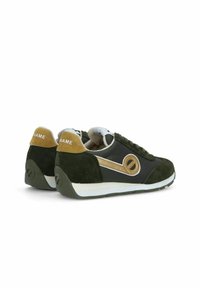 Grüne und schwarze Sneakers mit einem Obermaterial aus Wildleder, kontrastierenden braunen Akzenten, weißer Sohle und gepolstertem Schaft. Verfügt über ein rundes Logodetail an der Seite.