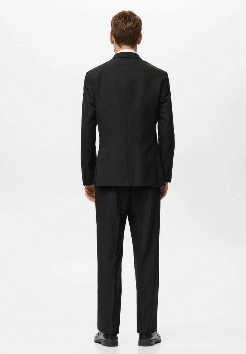 Schwarzer Anzug, einreihige Jacke und passende Hose, glattes Material, keine sichtbaren Muster, normale Revers, flaches Rückendesign, polierte Schuhe.