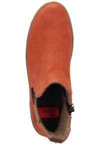 Oranssi mokkanahkainen nilkkaboots, jossa on sileä pinta, pyöreä kärki, joustava sivu ja teksturoitu vuori. Varustettu vetoketjulla helppoa pukemista varten.