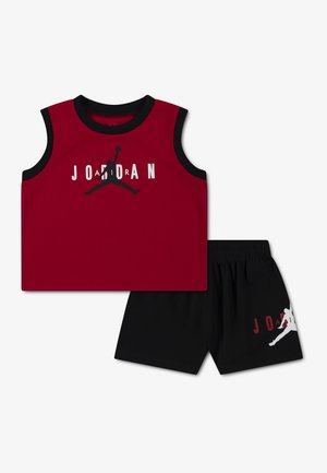 Rød ærmeløs basketballtrøje med sort kant og sorte shorts, begge med Jumpman-logo og "Jordan"-tekst.
