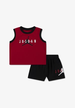 Camiseta de baloncesto sin mangas roja con ribete negro y pantalones cortos negros, ambos con el logotipo de Jumpman y el texto "Jordan".