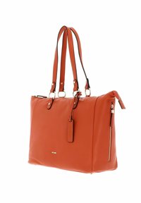 Sac fourre-tout en cuir orange avec deux poignées, une poche latérale zippée et une étiquette décorative. Texture lisse avec des accents en métal doré.