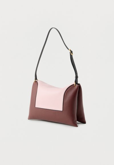 Sac à main avec corps bordeaux, panneau avant rose clair, et bandoulière noire réglable avec ferrures couleur or.