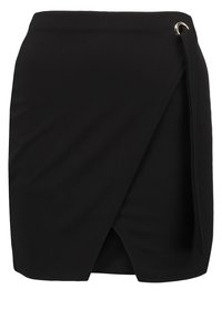 Černá zavinovací sukně vyrobená z měkkého materiálu, s kovovým akcentem a diagonálním střihem, s mírně texturovaným povrchem a čistými liniemi.