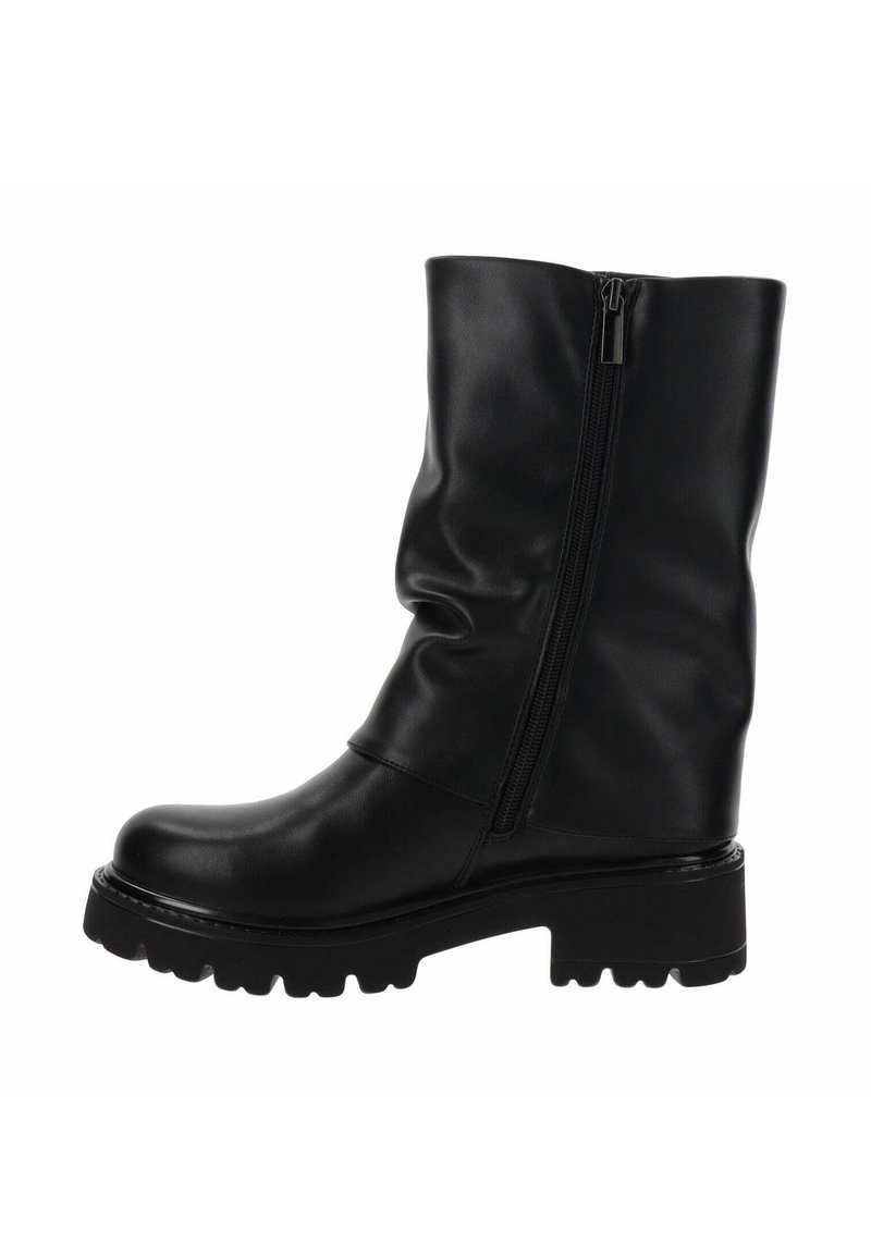 Bota negra de cuero hasta el tobillo con un diseño arrugado y cremallera lateral. Suela de goma gruesa con un dibujo profundo para mayor tracción. Textura suave con acabado pulido.