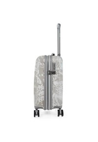Maleta rígida en gris claro con un patrón de texto blanco abstracto. Cuenta con un mango telescópico y cuatro ruedas negras para mayor movilidad.
