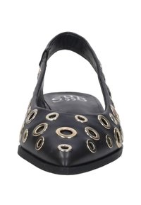 Zwarte platte schoen met een spitse neus, versierd met metalen ogenaccenten. Gladde textuur met een subtiele glans, met een slingback ontwerp.