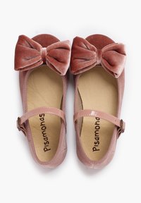 Zapatos Mary Jane de terciopelo rosa con un gran lazo en la punta, tira de charol y forro interior suave. Diseño de punta redonda y suela plana.