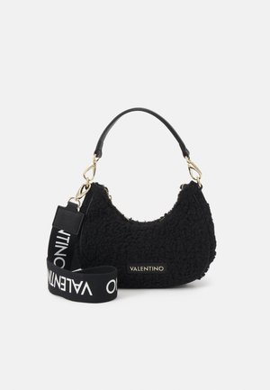 Petit sac à épaule noir texturé avec poignée courte en cuir et large bandoulière amovible en tissu imprimée "VALENTINO" en blanc.
