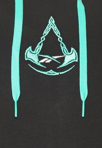 Felpa nera con cappuccio caratterizzata da lacci turchesi e grafica ricamata di simboli intrecciati, creando un design a contrasto sul tessuto.