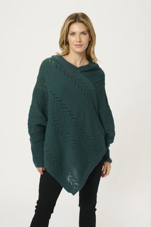 Turkoosi neuleponcho hupulla, jossa on vinoraitakuosiset ja avoin kudontakaava. Pitkät hihat ja epäsymmetrinen helman muoto.