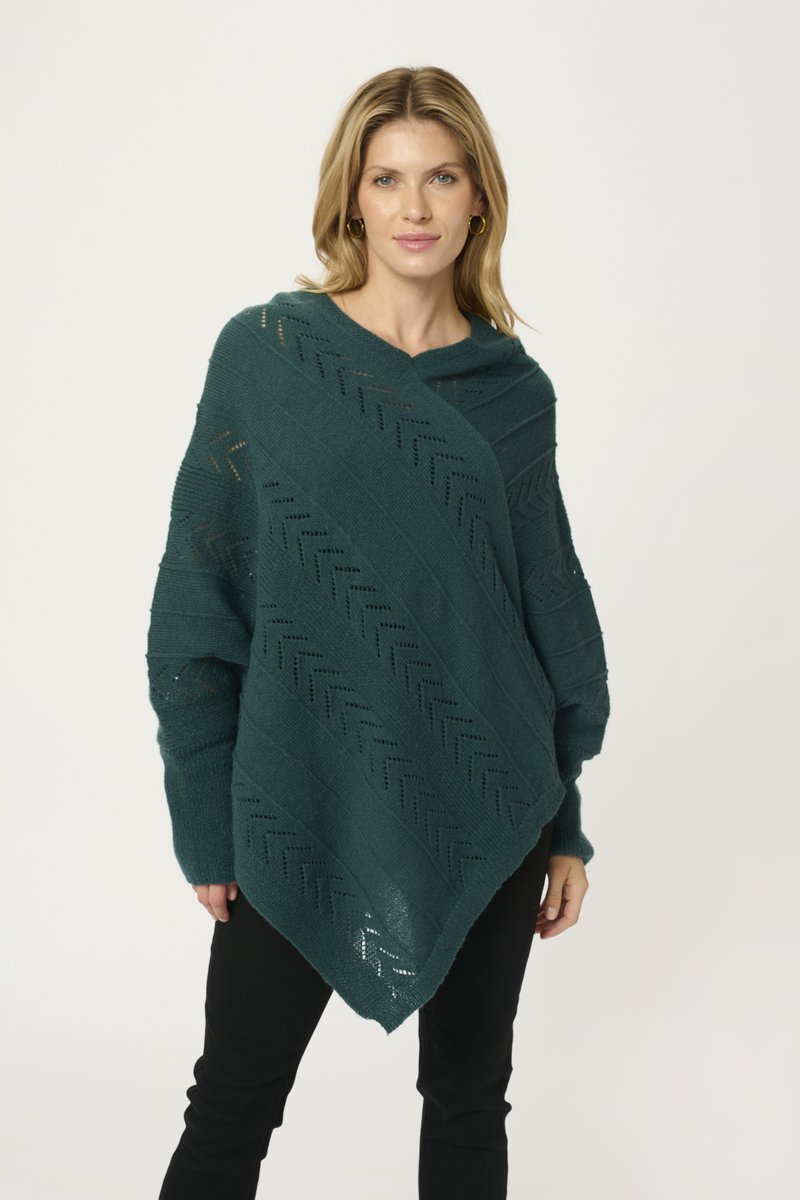 Poncho lavorato a maglia di colore teal con cappuccio, presenta motivi a strisce diagonali e dettagli a trama aperta. Maniche lunghe e design dell'orlo asimmetrico.