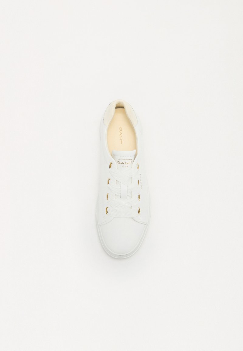 Baskets blanches avec un dessus en cuir lisse, des lacets texturés, des œillets dorés et un intérieur rembourré. Design minimaliste et semelle en caoutchouc plate.