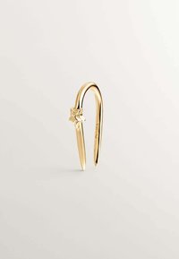 Horquilla dorada con un diseño curvado, que presenta un acento floral. Textura lisa y brillante; forma alargada con extremos puntiagudos.